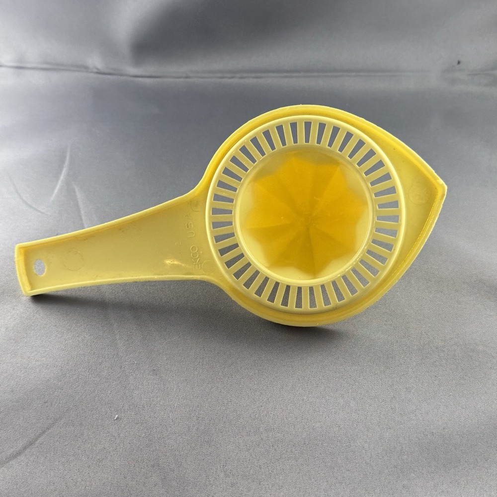 Vintage EKCO USA Yellow Plastic Citrus Juicer Lemon Reamer‎ Mid Century Kitchen
